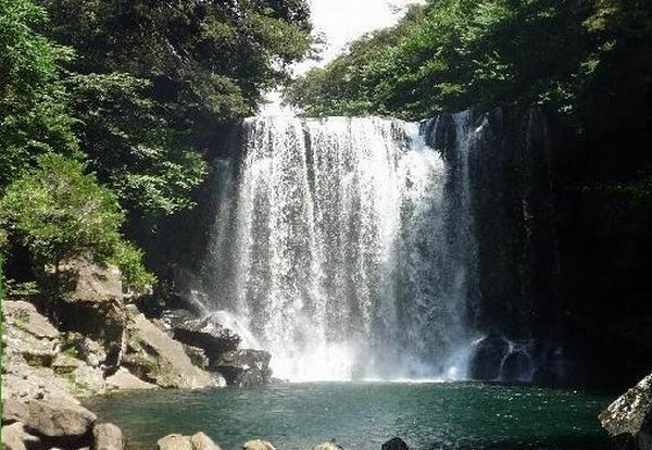 天地渊瀑布（Cheonjiyeon Falls）